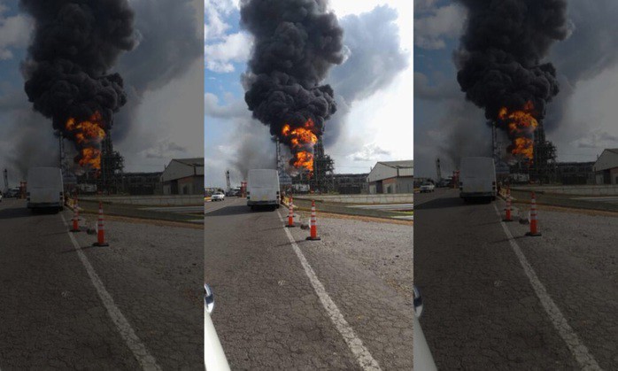 Vụ nổ ở Venezuela đã gây ra một đám cháy dữ dội, tạo ra một cột khói đen khổng lồ. Ảnh: Laverdad