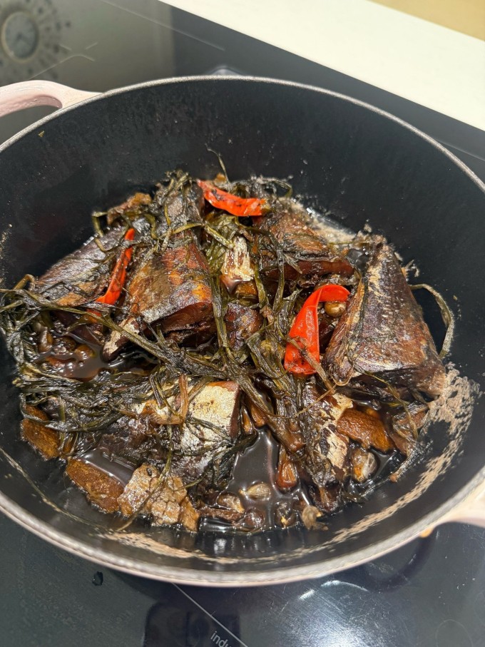 MC 8X khoe thành quả món cá kho sau khi đun một lửa.