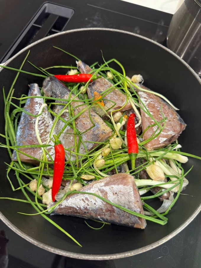 Các nguyên liệu làm món cá kho mắm xứ Nghệ của MC Diệp Chi.