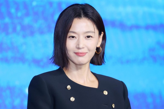 Tại buổi họp báo ra mắt phim 'Tempest tháng 9/2025, Jun Ji Hyun khoe làn da căng bóng, tươi trẻ. Ảnh: Yonhap