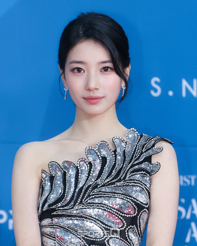 Tại Lễ trao giải Baeksang 2025, Suzy ghi điểm với layout makeup nhẹ nhàng mà tinh tế, tôn lên từng đường nét hoàn hảo trên gương mặt. Ảnh: Xportsnews