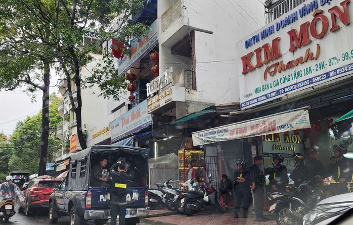 Lực lượng công an có mặt tại cửa hàng kinh doanh vàng bạc Kim Môn