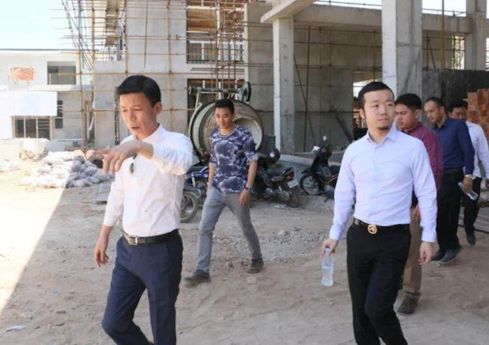 Tháng 4-2017, Chủ tịch Prince Group Chen Zhi (phải) thị sát các dự án đang xây dựng tại Sihanoukville, Campuchia. Ảnh: Prince Group