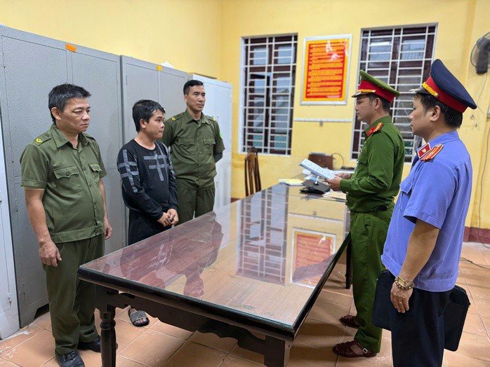 Cơ quan công an đọc lệnh bắt đối với Lê Văn Hải về hành vi cưỡng đoạt tài sản: Ảnh: CACC.