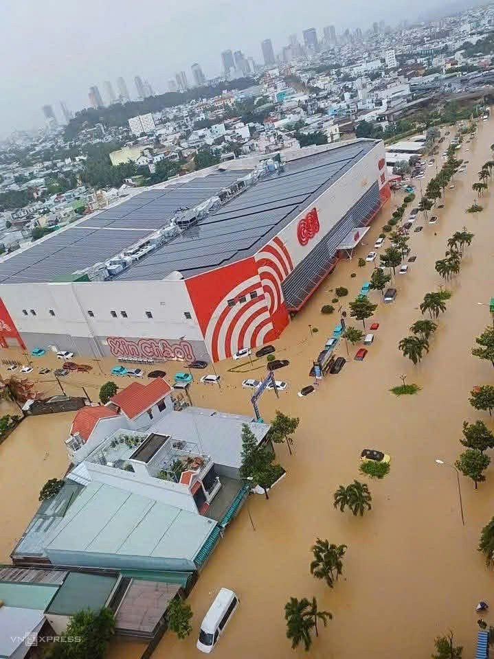 Cảnh hàng loạt ô tô trong khu đô thị ở Nha Trang chìm trong nước - 4