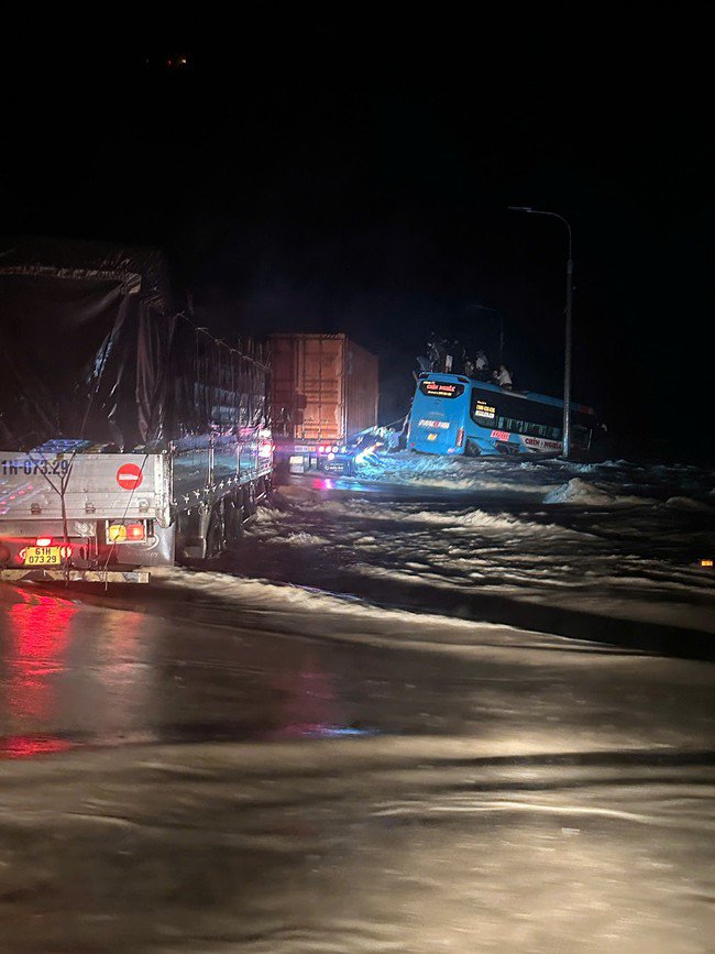 Chiếc xe khách mất lái do nước lũ chảy xiết