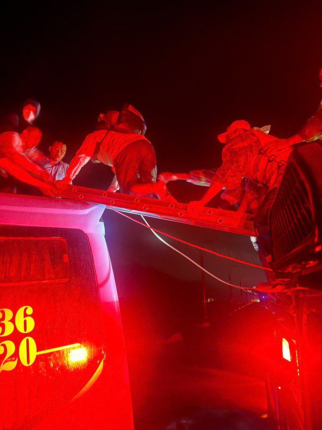 Giải cứu hành khách ra khỏi xe gặp nạn