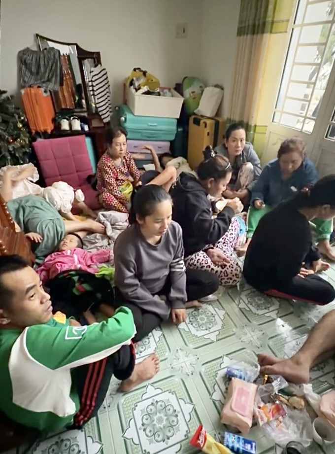 Căn nhà hai tầng của chị Nguyễn Trâm đường Phú Trung, phường Tây Nha Trang, Khánh Hòa là nơi trú ẩn cho 35 người bị cô lập trong lũ từ đêm 18/11. Ảnh: Nhân vật cung cấp