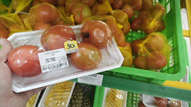 Cà chua không còn mới, giá giảm
