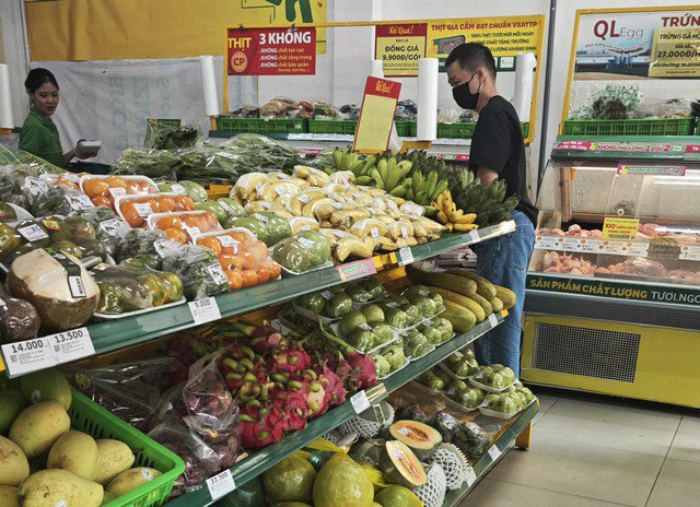 Người tiêu dùng vào siêu thị chọn rau trưa 20-11