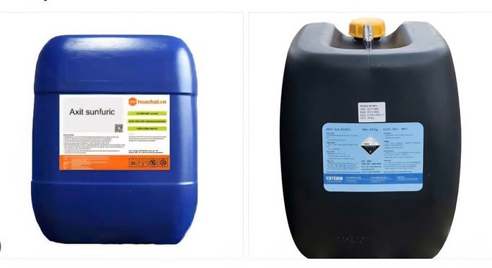 100 can axit sunfuric nguy hiểm đã bị nước lũ cuốn trôi