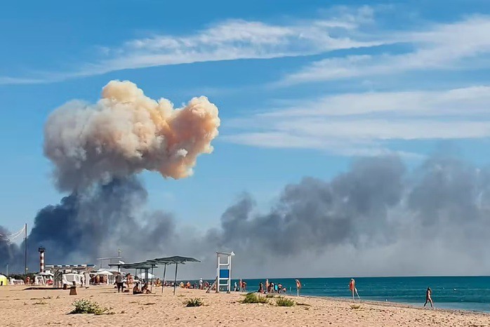 Loạt vụ nổ rung chuyển Crimea, Nga phóng "bão" tên lửa - 1