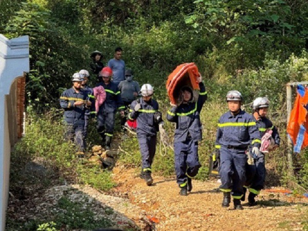 Lực lượng chức năng nhanh chóng tới hiện trường triển khai công tác CNCH. Ảnh: Công an TP Hà Nội.