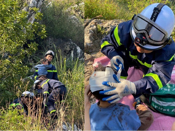 Các cháu nhanh chóng được giải cứu thành công và đưa đến vị trí an toàn. Ảnh: Công an TP Hà Nội.