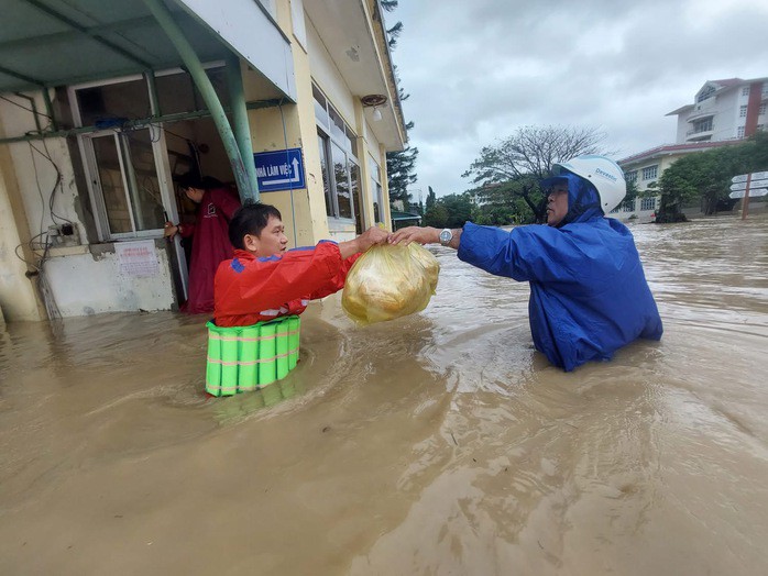 Thực phẩm được giảng viên Trường Cao đẳng Kỹ thuật Công nghệ Quy Nhơn chuẩn bị, mang đến trao tận tay cho các em sinh viên trong ký túc xá