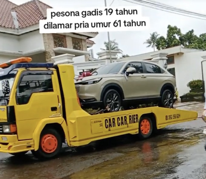 Chiếc xe làm quà cưới cho cô dâu. Ảnh chụp màn hình