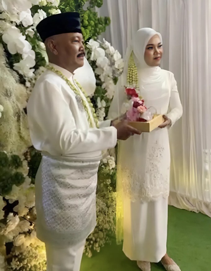 Chú rể 61 tuổi và cô dâu 19 tuổi trong hôn lễ ở Indonesia. Ảnh: TikTok
