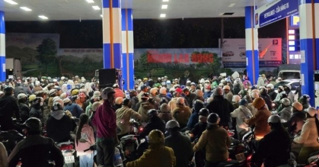 Người dân Đà Lạt ùn ùn đi đổ xăng trong đêm