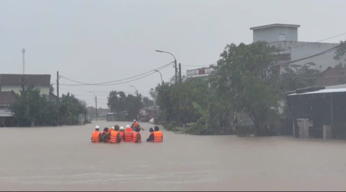 Lực lượng chức năng cứu hộ, cứu nạn ở Đắk Lắk. Ảnh: NLĐO