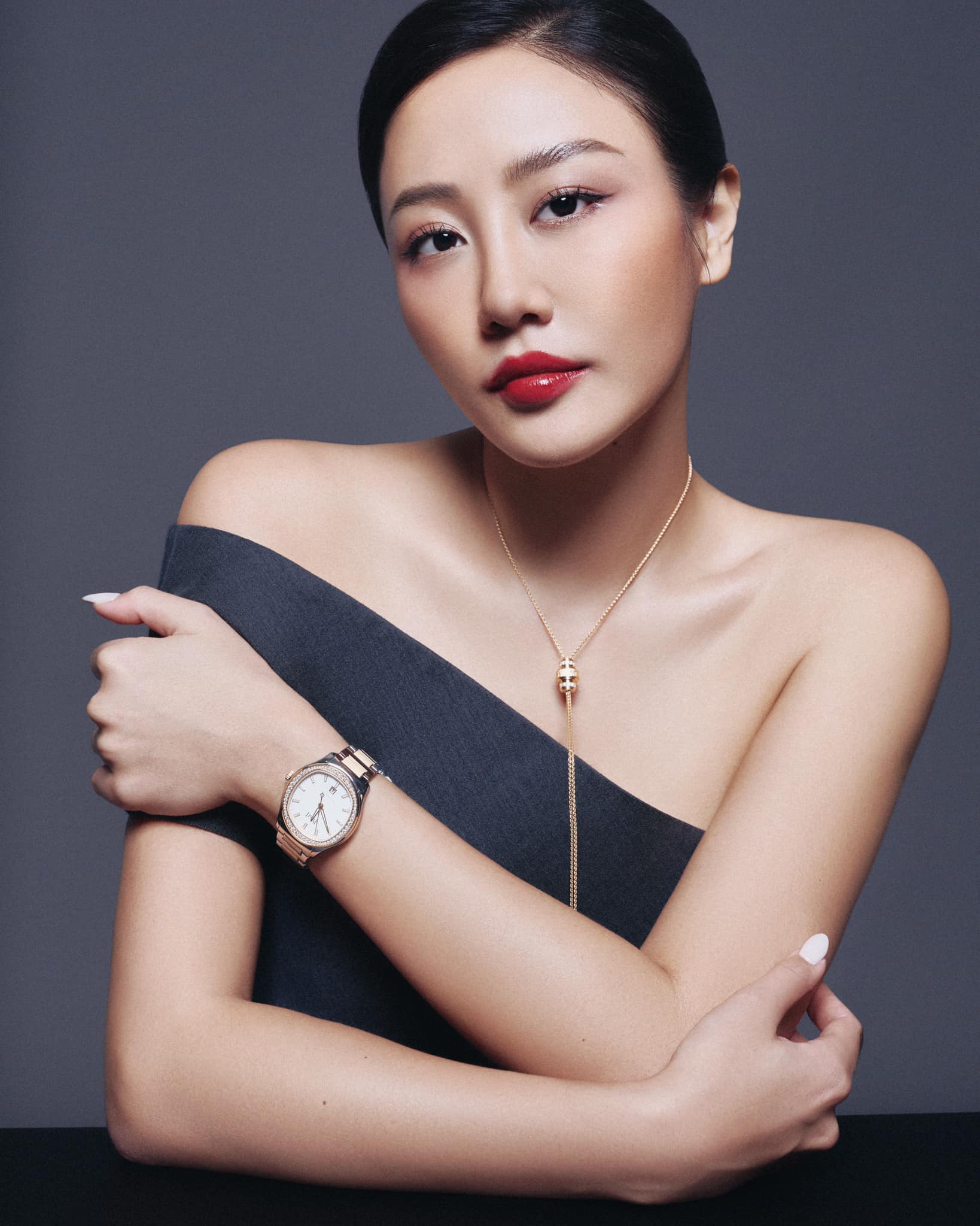 Văn Mai Hương "nạp" cho cơ thể nhiều rau xanh, củ quả và các loại trái cây tươi giàu chất xơ. Nữ ca sĩ Hà thành thường ăn bưởi, dưa hấu, nho xanh, thanh long, táo xanh... bởi không những giúp giảm cân rất tốt mà còn khiến làn da của cô được mịn màng, căng tràn sức sống hơn.