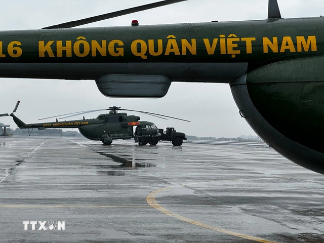 Hai trực thăng của Trung đoàn 930 sẵn sàng cất cánh