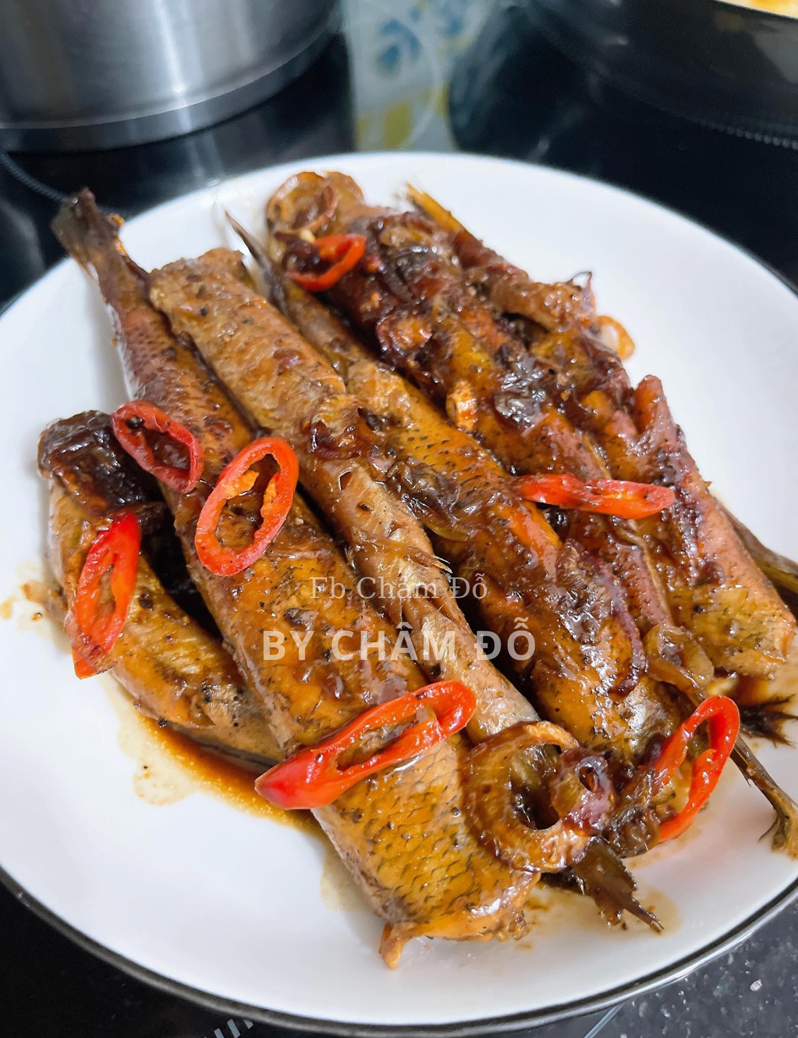 Thêm ớt, hạt tiêu xay và hành phi là hoàn thành.