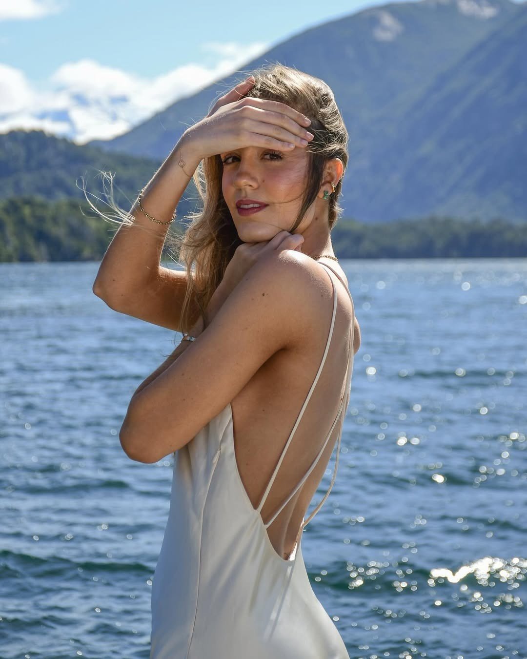 Mosquera tự nhận mình là người đồng cảm, chân thành và khiêm tốn. Theo cô, những phẩm chất này đã cho phép cô kết nối và thấu hiểu những người xung quanh. Cô cam kết sử dụng mạng xã hội một cách có trách nhiệm và coi đây là công cụ để thông tin, giáo dục và thúc đẩy hạnh phúc trong cộng đồng.