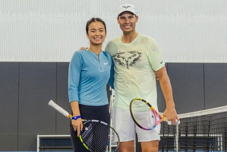 Alexandra Eala chụp ảnh cùng Nadal