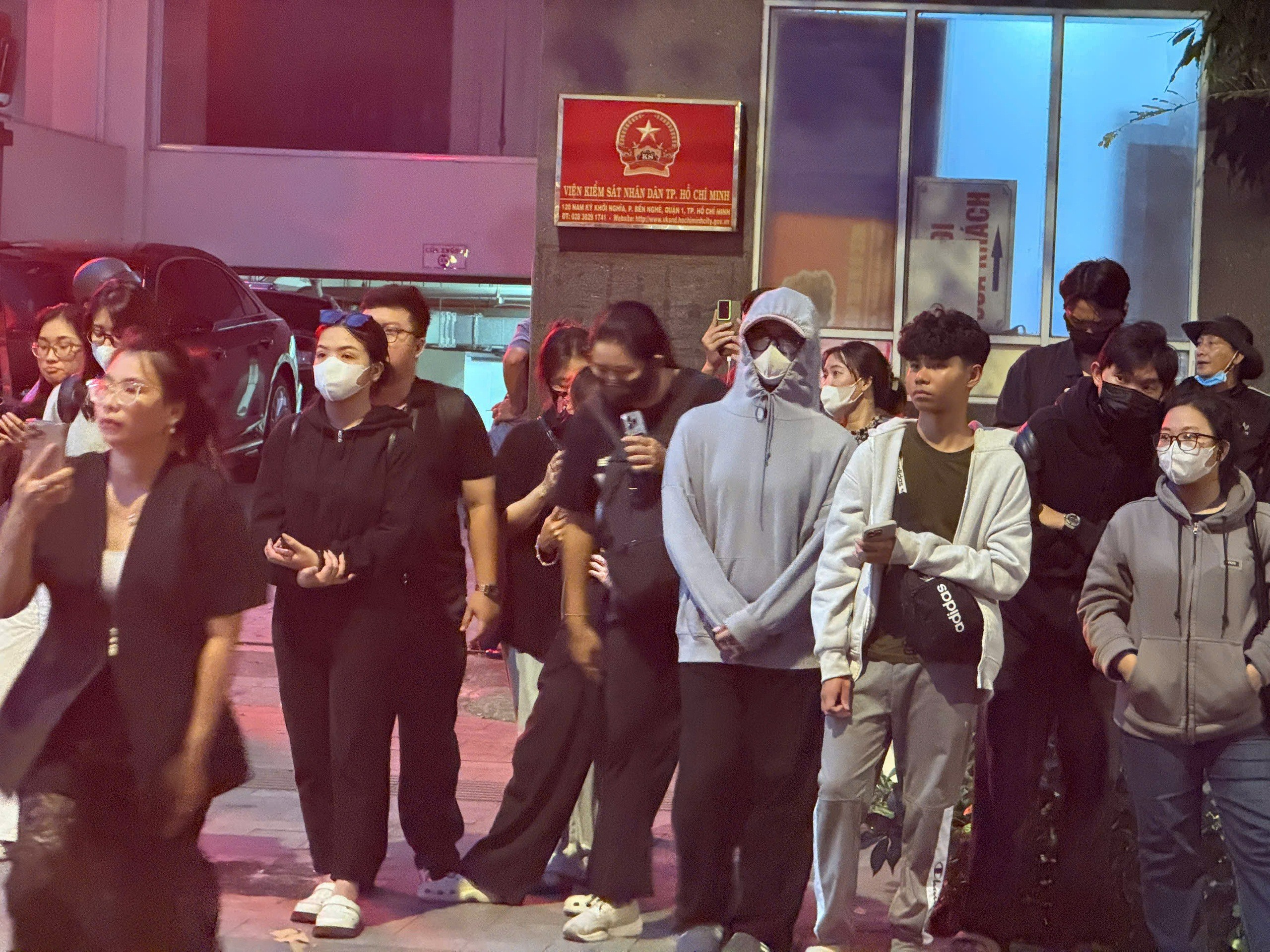 Hình ảnh trước cổng toà án chiều tối 19-11. Ảnh: Hà Nguyễn