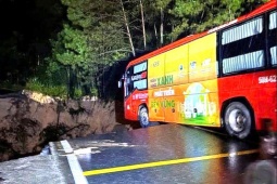 Đèo Mimosa nứt toác, suýt cuốn ôtô khách xuống vực