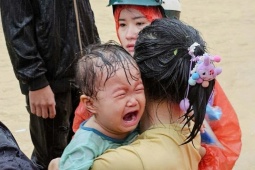 Tin tức trong ngày - Cứu hộ dân vùng ngập ở Đăk Lăk, Khánh Hòa