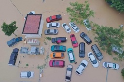 Tin tức trong ngày - Cảnh hàng loạt ô tô trong khu đô thị ở Nha Trang chìm trong nước