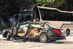 Xe sang đâm ôtô khách đỗ ven đường, một người tử vong