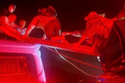 Giải cứu 33 người mắc kẹt trên xe khách giữa dòng nước chảy xiết