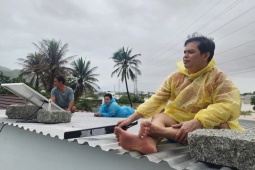 Bạn trẻ - Cuộc sống - Người vùng lũ: 'Mong được cứu'