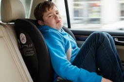 Con 9 tuổi rưỡi nhưng đã cao 1,4 mét có phải ngồi ghế trẻ em trên ô tô?