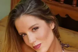 Thời trang - Ca sĩ cao 1,81 m đăng quang hoa hậu