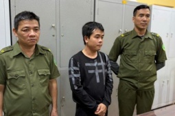 An ninh - Xã hội - Ra tay với học sinh cùng trường với con, một phụ huynh bị bắt