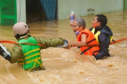 Tin tức trong ngày - Người dân bám dây, ngồi thúng thoát khỏi lũ xiết