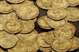 Kinh doanh - 2 vợ chồng đào được số tiền vàng trị giá 16 tỷ đồng trong vườn