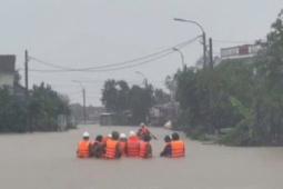 Mưa lũ vượt lịch sử ở miền Trung khiến 50 người chết và mất tích