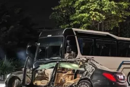 Hiện trường vụ xe Maybach S600 đâm xe khách làm 1 người tử vong