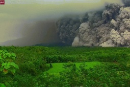 Video núi lửa Indonesia phun trào như tận thế, chính quyền nâng cảnh báo mức cao nhất