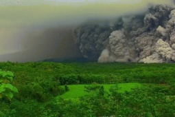 Video núi lửa Indonesia phun trào như tận thế, chính quyền nâng cảnh...