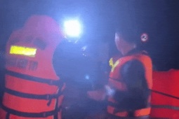 Tin tức trong ngày - Đặc công nước, hải quân xuyên đêm ứng cứu ở 'điểm nóng' ngập lụt Khánh Hòa