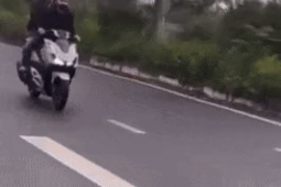 Tin tức trong ngày - Hà Nội: Bị tịch thu phương tiện vì biểu diễn 'bốc đầu' xe trên đường