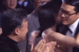 Son Ye Jin khóc khi Hyun Bin thắng Ảnh đế Rồng Xanh