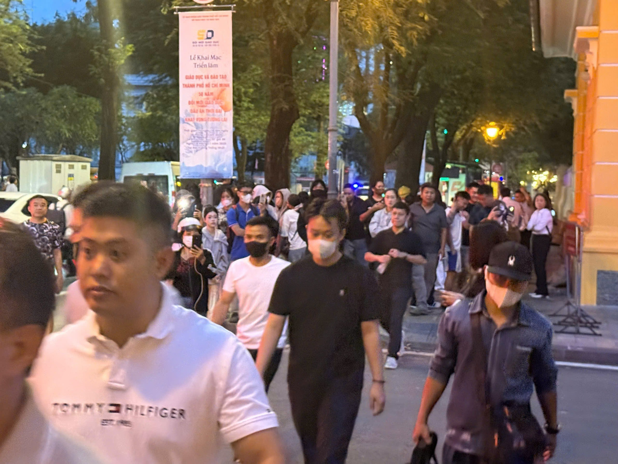 Hình ảnh trước cổng toà án chiều tối 19-11. Ảnh: Hà Nguyễn