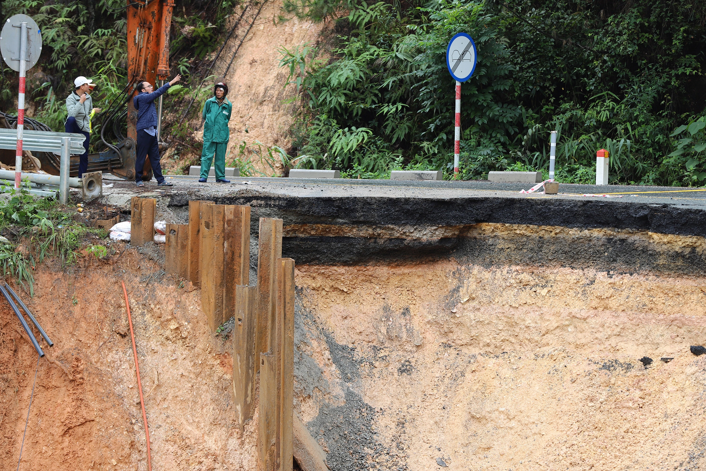 Hiện trạng đèo Mimosa bị xé toạc, chia cắt giao thông - 5