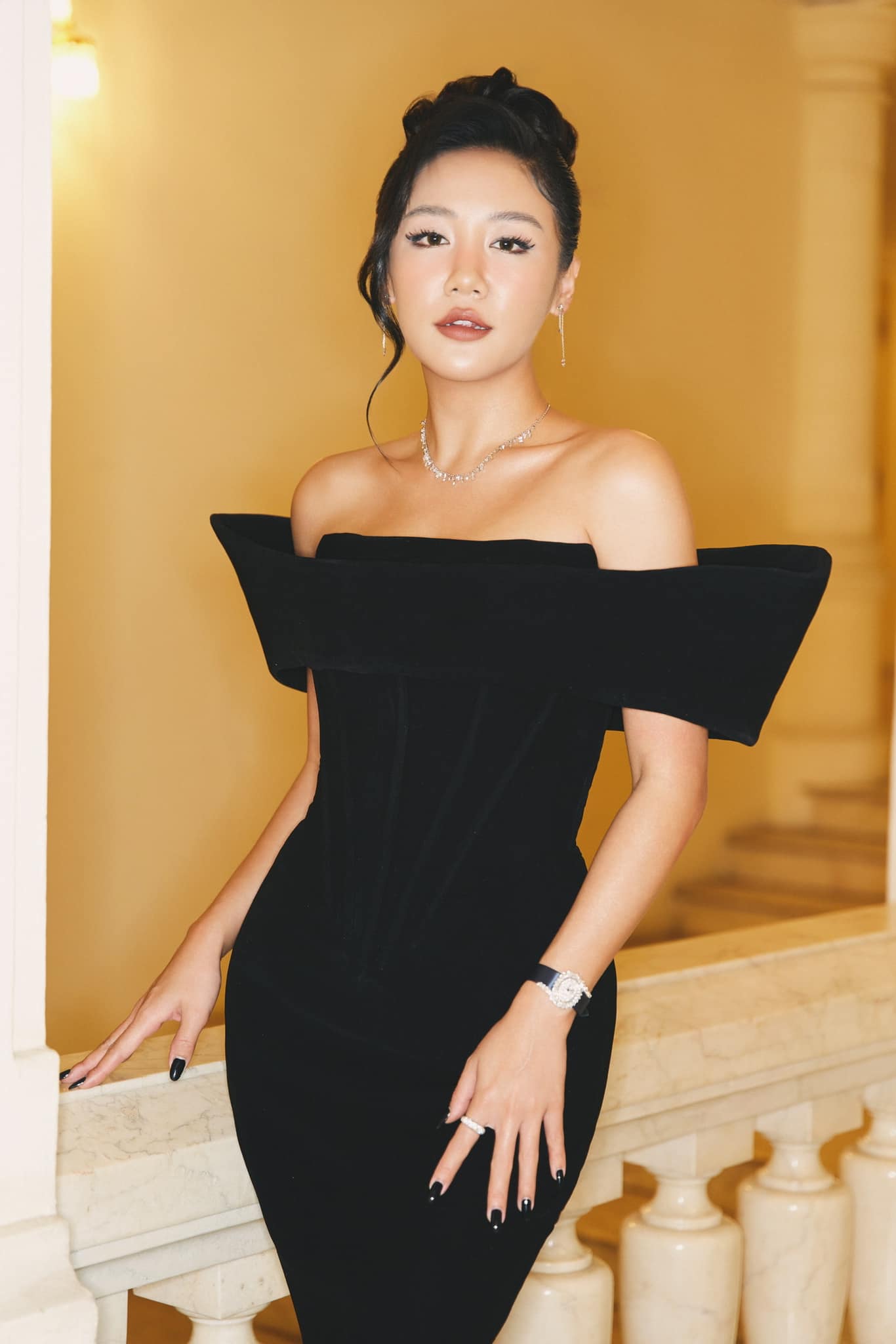 Ngoài ăn uống, Văn Mai Hương tập gym 2 tiếng mỗi ngày để đốt cháy mỡ thừa, uống nhiều nước để đào thải độc tố, tăng cường chất xơ, các loại nước ép, thanh lọc cơ thể bằng nước dừa 2 tháng 1 lần.